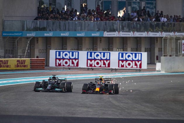 11 PEREZ Sergio (mex), Red Bull Racing Honda RB16B, 44 HAMILTON Lewis (gbr), Mercedes AMG F1 GP W12 E Performance, action during the Formula 1 Etihad Airways Abu Dhabi Grand Prix 2021, 22th round of the 2021 FIA Formula One World Championship, WM, Weltmeisterschaft from December 10 to 12, 2021 on the Yas Marina Circuit, in Yas Island, Abu Dhabi - F1 - ABU DHABI GRAND PRIX 2021 - RACE DPPI Panoramic 00121046_FGO00737.JPG