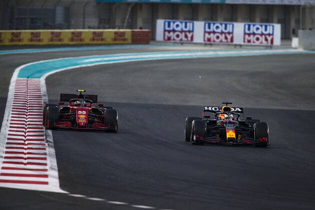 33 VERSTAPPEN Max (nld), Red Bull Racing Honda RB16B, 55 SAINZ Carlos (spa), Scuderia Ferrari SF21, action during the Formula 1 Etihad Airways Abu Dhabi Grand Prix 2021, 22th round of the 2021 FIA Formula One World Championship, WM, Weltmeisterschaft from December 10 to 12, 2021 on the Yas Marina Circuit, in Yas Island, Abu Dhabi - F1 - ABU DHABI GRAND PRIX 2021 - RACE DPPI Panoramic 00121046_FGO00717.JPG