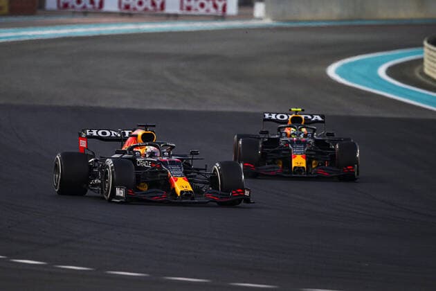 33 VERSTAPPEN Max (nld), Red Bull Racing Honda RB16B, action during the Formula 1 Etihad Airways Abu Dhabi Grand Prix 2021, 22th round of the 2021 FIA Formula One World Championship, WM, Weltmeisterschaft from December 10 to 12, 2021 on the Yas Marina Circuit, in Yas Island, Abu Dhabi - F1 - ABU DHABI GRAND PRIX 2021 - RACE DPPI Panoramic  00121046_FGO00780.JPG