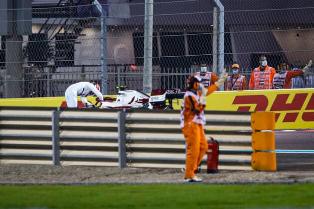 Retirement of 99 GIOVINAZZI Antonio (ita), Alfa Romeo Racing ORLEN C41, action during the Formula 1 Etihad Airways Abu Dhabi Grand Prix 2021, 22th round of the 2021 FIA Formula One World Championship, WM, Weltmeisterschaft from December 10 to 12, 2021 on the Yas Marina Circuit, in Yas Island, Abu Dhabi - F1 - ABU DHABI GRAND PRIX 2021 - RACE DPPI Panoramic  00121046_FGO00844.JPG