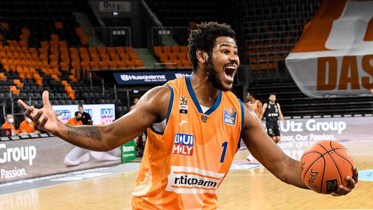GER, BBL, ratiopharm ulm vs Hamburg Towers 12 12 2021, ratiopharm arena, Neu Ulm, GER, BBL, ratiopharm ulm vs Hamburg Towers, pictured Cristiano Felicio Ulm, 1 disagrees with a referees decision. nordphotoxGmbHx xHafner nph00200