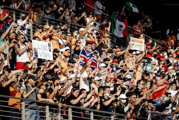 ABU DHABI Fans in the stands during the Abu Dhabi Grand Prix at Yas Marina Circuit on December 12, 2021 in Abu Dhabi, United Arab Emirates REMKO DE WAAL F1 Grand Prix 2021 xVIxANPxSportx xxANPxIVx 441972371