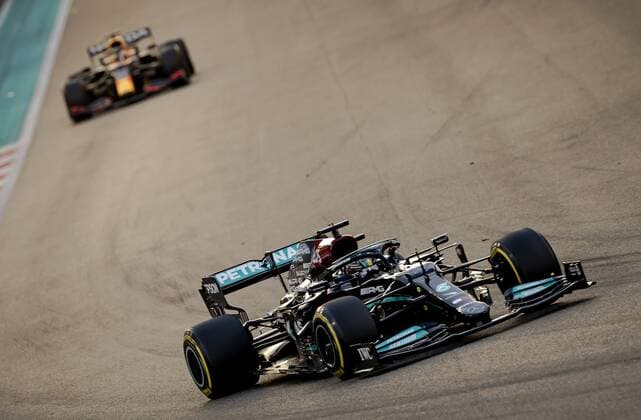 ABU DHABI Max Verstappen l of Red Bull Racing and Lewis Hamilton of Mercedes during the start of the Abu Dhabi Grand Prix at Yas Marina Circuit on December 12, 2021 in Abu Dhabi, United Arab Emirates REMKO DE WAAL F1 Grand Prix 2021 xVIxANPxSportx xxANPxIVx 441977488
