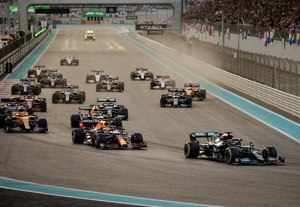 ABU DHABI Max Verstappen l of Red Bull Racing and Lewis Hamilton of Mercedes during the start of the Abu Dhabi Grand Prix at Yas Marina Circuit on December 12, 2021 in Abu Dhabi, United Arab Emirates REMKO DE WAAL F1 Grand Prix 2021 xVIxANPxSportx xxANPxIVx 441977834