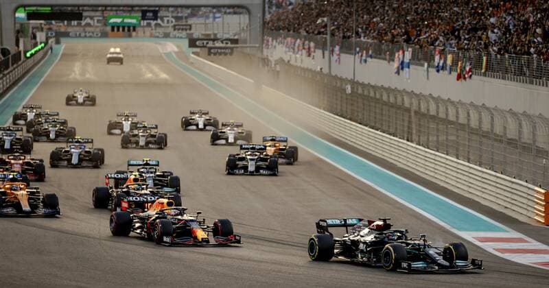 ABU DHABI Max Verstappen l of Red Bull Racing and Lewis Hamilton of Mercedes during the start of the Abu Dhabi Grand Prix at Yas Marina Circuit on December 12, 2021 in Abu Dhabi, United Arab Emirates REMKO DE WAAL F1 Grand Prix 2021 xVIxANPxSportx xxANPxIVx 441977837