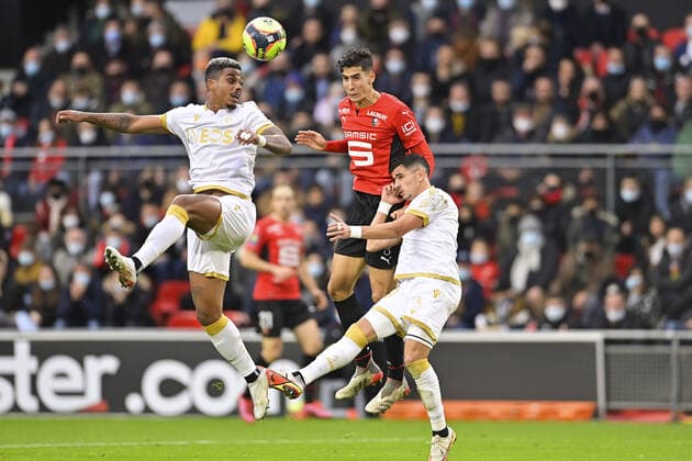Fußball, Stade Rennes - OGC Nizza NAYEF AGUERD (Rennes) vs Mario Lemina (Nice) Youcef Atal (Nice) FOOTBALL : Rennes vs Nice - Ligue 1 - 12 12 2021 JBAutissier Panoramic 