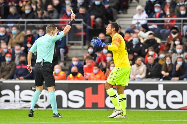 Fußball, Stade Rennes - OGC Nizza carton jaune de Willy Delajod - arbitre pour Walter Benitez (Nice) FOOTBALL : Rennes vs Nice - Ligue 1 - 12 12 2021 JBAutissier Panoramic 