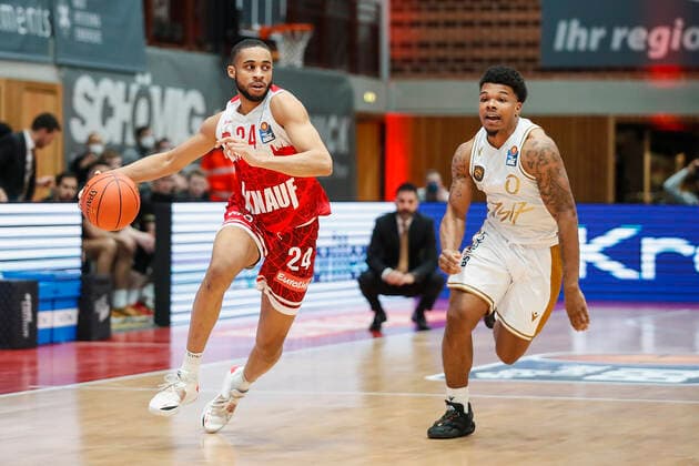 GER, Wuerzburg, s.Oliver Arena, 12.12.2021, emspor, emonline, despor, deonline, s.Oliver Wuerzburg vs. Basketball Loewen Braunschweig, easyCredit BBL, 10. Spieltag Bild: v. l. Cameron Hunt (s.Oliver Wuerzburg) gegen Tookie Brown (Basketball Loewen Braunschweig) Copyright: HMBxMedia JulienxBecker