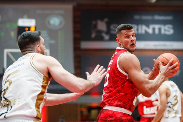 GER, Wuerzburg, s.Oliver Arena, 12.12.2021, emspor, emonline, despor, deonline, s.Oliver Wuerzburg vs. Basketball Loewen Braunschweig, easyCredit BBL, 10. Spieltag Bild: v. l. Owen Klassen (Basketball Loewen Braunschweig) gegen Filip Stanic (s.Oliver Wuerzburg) Copyright: HMBxMedia JulienxBecker