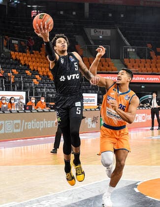 GER, BBL, ratiopharm ulm vs Hamburg Towers 12 12 2021, ratiopharm arena, Neu Ulm, GER, BBL, ratiopharm ulm vs Hamburg Towers, in picture Caleb Homesley Hamburg, 5 prevails against Karim Jallow Ulm, 35 nordphotoxGmbHx xHafner nph00200
