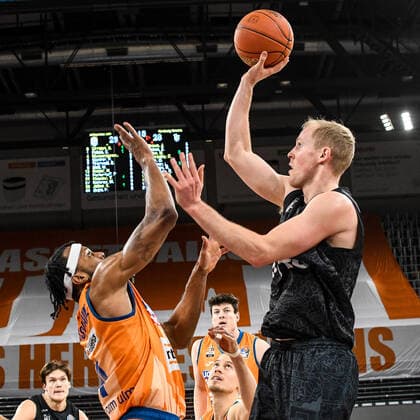 GER, BBL, ratiopharm ulm vs Hamburg Towers 12 12 2021, ratiopharm arena, Neu Ulm, GER, BBL, ratiopharm ulm vs Hamburg Towers, pictured Jaron Blossomgame Ulm, 4 , Seth Hinrichs Hamburg, 12 nordphotoxGmbHx xHafner nph00200
