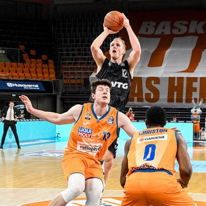 GER, BBL, ratiopharm ulm vs Hamburg Towers 12 12 2021, ratiopharm arena, Neu Ulm, GER, BBL, ratiopharm ulm vs Hamburg Towers, pictured Seth Hinrichs Hamburg, 12 scores against Nicolas Bretzel Ulm, 13 and Semaj Christon Ulm, 0. nordphotoxGmbHx xHafner nph00200