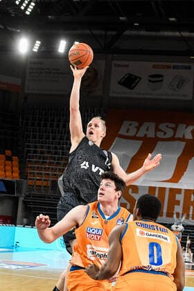 GER, BBL, ratiopharm ulm vs Hamburg Towers 12 12 2021, ratiopharm arena, Neu Ulm, GER, BBL, ratiopharm ulm vs Hamburg Towers, pictured Seth Hinrichs Hamburg, 12 scores against Nicolas Bretzel Ulm, 13 and Semaj Christon Ulm, 0. nordphotoxGmbHx xHafner nph00200