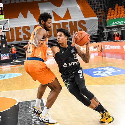 GER, BBL, ratiopharm ulm vs Hamburg Towers 12 12 2021, ratiopharm arena, Neu Ulm, GER, BBL, ratiopharm ulm vs Hamburg Towers, pictured Cristiano Felicio Ulm, 1 , Caleb Homesley Hamburg, 5. nordphotoxGmbHx xHafner nph00200