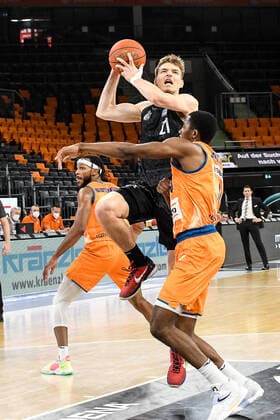 GER, BBL, ratiopharm ulm vs Hamburg Towers 12 12 2021, ratiopharm arena, Neu Ulm, GER, BBL, ratiopharm ulm vs Hamburg Towers, in the picture Justus Hollatz Hamburg, 21 puts through against Semaj Christon Ulm, 0 nordphotoxGmbHx xHafner nph00200