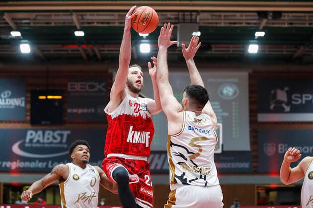 GER, Wuerzburg, s Oliver Arena, 12 12 2021, emspor, emonline, despor, deonline, s Oliver Wuerzburg vs Basketball Loewen Braunschweig, easyCredit BBL, 10 Spieltag Bild v l Tookie Brown Basketball Loewen Braunschweig , Craig Moller s Oliver Wuerzburg und Owen Klassen Basketball Loewen Braunschweig Copyright: HMBxMedia JulienxBecker