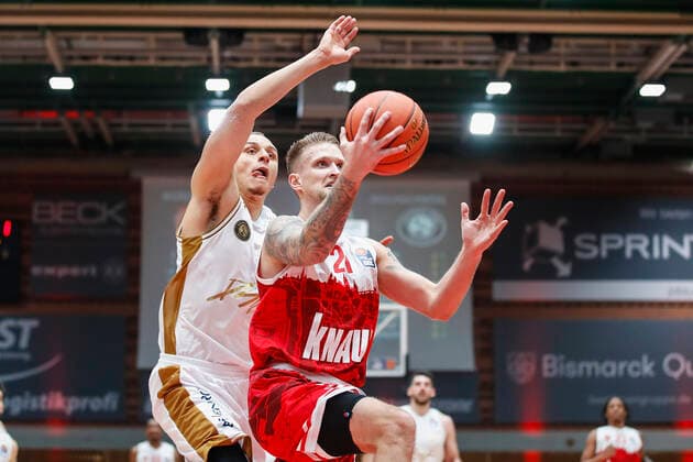 GER, Wuerzburg, s Oliver Arena, 12 12 2021, emspor, emonline, despor, deonline, s Oliver Wuerzburg vs Basketball Loewen Braunschweig, easyCredit BBL, 10 Matchday Picture v l Robin Amaize Basketball Loewen Braunschweig vs Aigars Skele s Oliver Wuerzburg Copyright: HMBxMedia JulienxBecker
