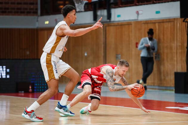 GER, Wuerzburg, s Oliver Arena, 12 12 2021, emspor, emonline, despor, deonline, s Oliver Wuerzburg vs Basketball Loewen Braunschweig, easyCredit BBL, 10 Spieltag Bild v l Nicholas Tischler Basketball Loewen Braunschweig vs Aigars Skele s Oliver Wuerzburg Copyright: HMBxMedia JulienxBecker