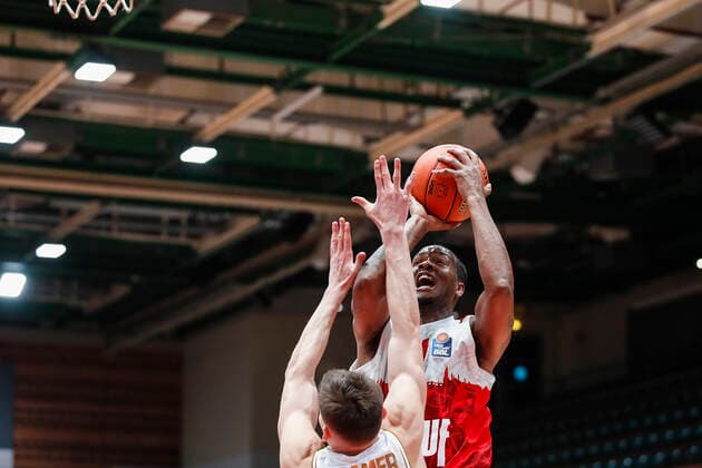 GER, Wuerzburg, s Oliver Arena, 12 12 2021, emspor, emonline, despor, deonline, s Oliver Wuerzburg vs Basketball Loewen Braunschweig, easyCredit BBL, 10 Spieltag Bild v l David Kraemer Basketball Loewen Braunschweig vs William Buford s Oliver Wuerzburg Copyright: HMBxMedia JulienxBecker