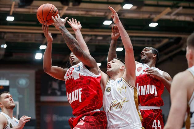 GER, Wuerzburg, s Oliver Arena, 12 12 2021, emspor, emonline, despor, deonline, s Oliver Wuerzburg vs Basketball Loewen Braunschweig, easyCredit BBL, 10 Spieltag Picture f l Desi Rodriguez s Oliver Wuerzburg , Benedikt Turudic Basketball Loewen Braunschweig and William Buford s Oliver Wuerzburg Copyright: HMBxMedia JulienxBecker
