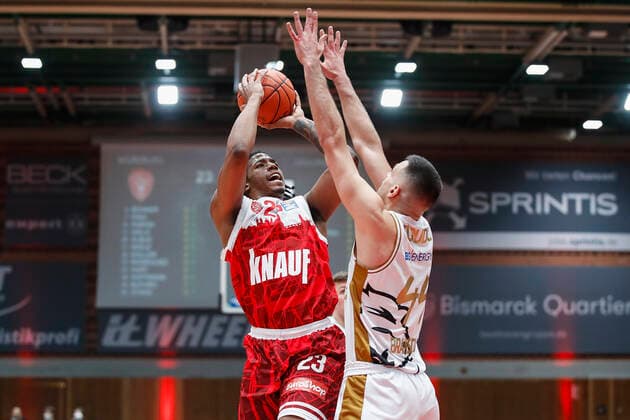 GER, Wuerzburg, s Oliver Arena, 12 12 2021, emspor, emonline, despor, deonline, s Oliver Wuerzburg vs Basketball Loewen Braunschweig, easyCredit BBL, 10 Matchday Picture v l Desi Rodriguez s Oliver Wuerzburg vs Benedikt Turudic Basketball Loewen Braunschweig Copyright: HMBxMedia JulienxBecker