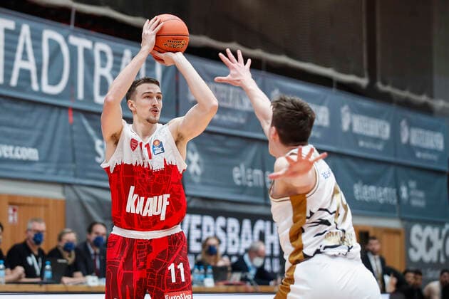 GER, Wuerzburg, s Oliver Arena, 12 12 2021, emspor, emonline, despor, deonline, s Oliver Wuerzburg vs Basketball Loewen Braunschweig, easyCredit BBL, 10 Spieltag Picture v l Tomasz Gielo s Oliver Wuerzburg with the three-pointer Copyright: HMBxMedia JulienxBecker