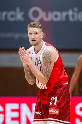 GER, Wuerzburg, s Oliver Arena, 12 12 2021, emspor, emonline, despor, deonline, s Oliver Wuerzburg vs Basketball Loewen Braunschweig, easyCredit BBL, 10 matchday picture astonishment at Aigars Skele s Oliver Wuerzburg Copyright: HMBxMedia JulienxBecker