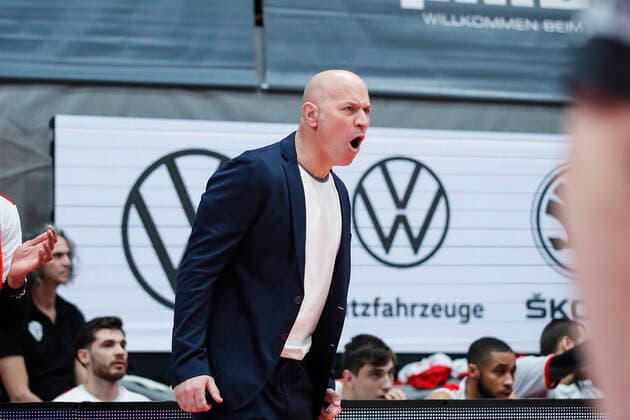 GER, Wuerzburg, s Oliver Arena, 12 12 2021, emspor, emonline, despor, deonline, s Oliver Wuerzburg vs Basketball Loewen Braunschweig, easyCredit BBL, 10 matchday picture excitement for Head Coach Denis Wucherer s Oliver Wuerzburg Copyright: HMBxMedia JulienxBecker