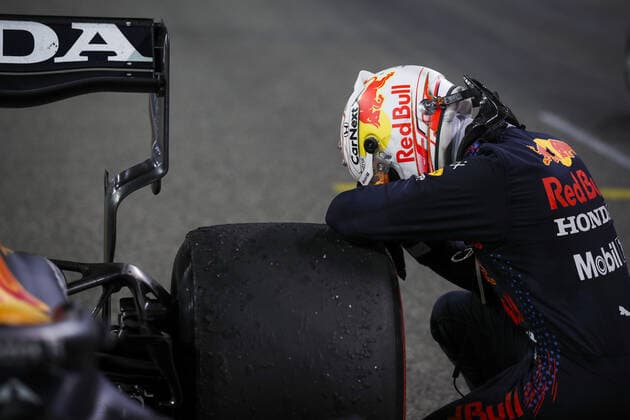 Sport Bilder des Tages VERSTAPPEN Max (ned), Red Bull Racing Honda RB16B, portrait celebrating his 1st title during the Formula 1 Etihad Airways Abu Dhabi Grand Prix 2021, 22th round of the 2021 FIA Formula One World Championship, WM, Weltmeisterschaft from December 10 to 12, 2021 on the Yas Marina Circuit, in Yas Island, Abu Dhabi - F1 - ABU DHABI GRAND PRIX 2021 - RACE DPPI Panoramic  00121046_FG0O0218.JPG