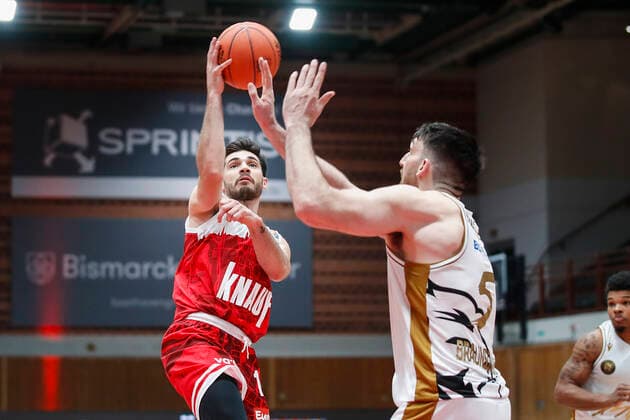 GER, Wuerzburg, s Oliver Arena, 12 12 2021, emspor, emonline, despor, deonline, s Oliver Wuerzburg vs Basketball Loewen Braunschweig, easyCredit BBL, 10 Matchday Picture v l Luciano Parodi s Oliver Wuerzburg vs Owen Klassen Basketball Loewen Braunschweig Copyright: HMBxMedia JulienxBecker