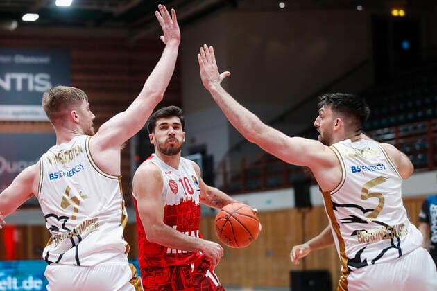 GER, Wuerzburg, s Oliver Arena, 12 12 2021, emspor, emonline, despor, deonline, s Oliver Wuerzburg vs Basketball Loewen Braunschweig, easyCredit BBL, 10 Spieltag Picture f l Luc van Slooten Basketball Loewen Braunschweig , Luciano Parodi s Oliver Wuerzburg and Owen Klassen Basketball Loewen Braunschweig Copyright: HMBxMedia JulienxBecker