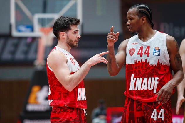 GER, Wuerzburg, s Oliver Arena, 12 12 2021, emspor, emonline, despor, deonline, s Oliver Wuerzburg vs Basketball Loewen Braunschweig, easyCredit BBL, 10 Matchday Picture v l Luciano Parodi s Oliver Wuerzburg and William Buford s Oliver Wuerzburg discuss Copyright: HMBxMedia JulienxBecker