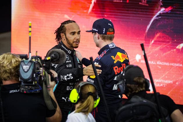 Sport Bilder des Tages HAMILTON Lewis (gbr), Mercedes AMG F1 GP W12 E Performance, portrait congratulating VERSTAPPEN Max (ned), Red Bull Racing Honda RB16B, for his world title during the Formula 1 Etihad Airways Abu Dhabi Grand Prix 2021, 22th round of the 2021 FIA Formula One World Championship, WM, Weltmeisterschaft from December 10 to 12, 2021 on the Yas Marina Circuit, in Yas Island, Abu Dhabi - F1 - ABU DHABI GRAND PRIX 2021 - RACE DPPI Panoramic 00121046_AV6_8974