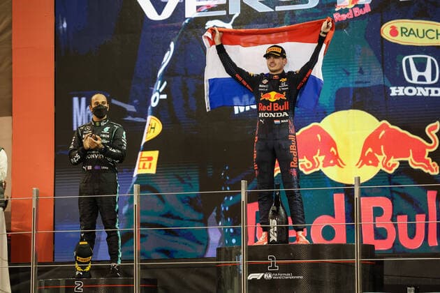 HAMILTON Lewis (gbr), Mercedes AMG F1 GP W12 E Performance, VERSTAPPEN Max (ned), Red Bull Racing Honda RB16B, portrait celebrating his world title during the Formula 1 Etihad Airways Abu Dhabi Grand Prix 2021, 22th round of the 2021 FIA Formula One World Championship, WM, Weltmeisterschaft from December 10 to 12, 2021 on the Yas Marina Circuit, in Yas Island, Abu Dhabi - F1 - ABU DHABI GRAND PRIX 2021 - RACE DPPI Panoramic 00121046_AV6_9025