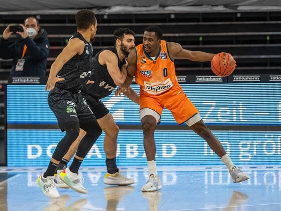 Semaj Christon Ratiopharm Ulm, 00 in two-piece with Maximilian Dileo Hamburg Towers, 03 , Ratiopharm Ulm vs Hamburg Towers, easycredit 1 Bundesliga, Basketball, Men, 12 12 2021 Ratiopharm Ulm vs Hamburg Towers, easycredit 1 Bundesliga, Basketball, Men, 12 12 2021 New Ulm Copyright: xMichaelxSchmidt Eibner-Pressefotx EP_MST