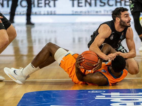 Semaj Christon Ratiopharm Ulm, 00 and Maximilian Dileo Hamburg Towers, 03 fight for the ball, Ratiopharm Ulm vs Hamburg Towers, easycredit 1 Bundesliga, Basketball, Men, 12 12 2021 Ratiopharm Ulm vs Hamburg Towers, easycredit 1 Bundesliga, Basketball, Men, 12 12 2021 Neu Ulm Copyright: xMichaelxSchmidt Eibner-Pressefotx EP_MST