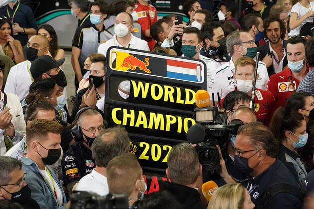 FORMULA 1 ETIHAD AIRWAYS ABU DHABI GRAND PRIX 2021 12 12 2021, Yas Marina Circuit, Abu Dhabi, FORMULA 1 ETIHAD AIRWAYS ABU DHABI GRAND PRIX 2021 , in picture Red Bull Racing mechanic holds up a plaque reading World Champion 2021 nordphotoxGmbHx xBratic nph00250