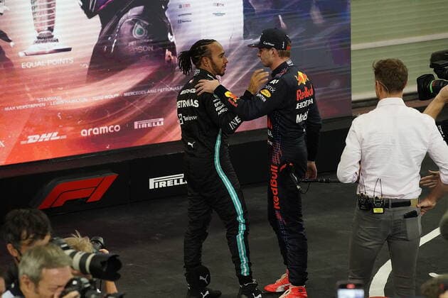 FORMULA 1 ETIHAD AIRWAYS ABU DHABI GRAND PRIX 2021 12 12 2021, Yas Marina Circuit, Abu Dhabi, FORMULA 1 ETIHAD AIRWAYS ABU DHABI GRAND PRIX 2021 , in the picture Lewis Hamilton GBR , Mercedes AMG Petronas Formula One Team congratulates Max Verstappen NEL , Red Bull Racing Honda to the World Championship Title nordphotoxGmbHx xBratic nph00250