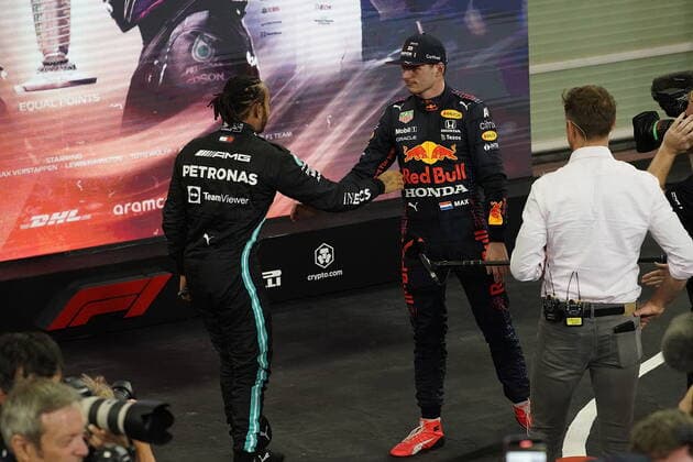 FORMULA 1 ETIHAD AIRWAYS ABU DHABI GRAND PRIX 2021 12 12 2021, Yas Marina Circuit, Abu Dhabi, FORMULA 1 ETIHAD AIRWAYS ABU DHABI GRAND PRIX 2021 , in the picture Lewis Hamilton GBR , Mercedes AMG Petronas Formula One Team congratulates Max Verstappen NEL , Red Bull Racing Honda to the World Championship Title nordphotoxGmbHx xBratic nph00250