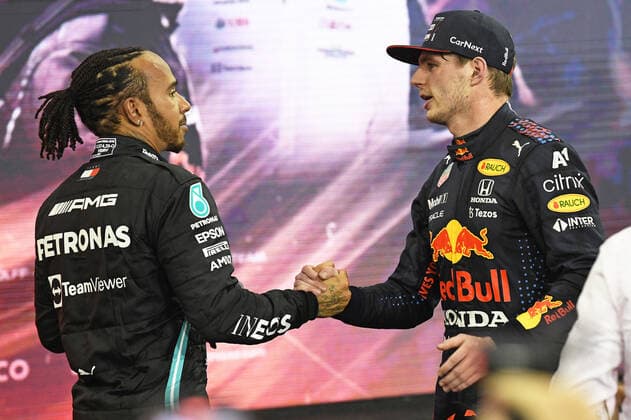 12 12 2021, xekx, Formula 1 FIA, Abu Dhabi Grand Prix 2021 emspor, Lewis Hamilton Mercedes AMG Petronas, 44 congratulates Max Verstappen Red Bull Racing, 33 to the World Championship DFL DFB REGULATES PROHIBIT ANY USE OF PHOTOGRAPHS as IMAGE SEQUENCES and or QUASI VIDEO Abu Dhabi eel-fotografie Eberhard Krieger