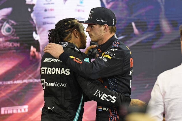 12 12 2021, xekx, Formula 1 FIA, Abu Dhabi Grand Prix 2021 emspor, Lewis Hamilton Mercedes AMG Petronas, 44 congratulates Max Verstappen Red Bull Racing, 33 to the World Championship DFL DFB REGULATES PROHIBIT ANY USE OF PHOTOGRAPHS as IMAGE SEQUENCES and or QUASI VIDEO Abu Dhabi eel-fotografie Eberhard Krieger