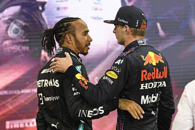 12 12 2021, xekx, Formula 1 FIA, Abu Dhabi Grand Prix 2021 emspor, Lewis Hamilton Mercedes AMG Petronas, 44 congratulates Max Verstappen Red Bull Racing, 33 to the World Championship DFL DFB REGULATES PROHIBIT ANY USE OF PHOTOGRAPHS as IMAGE SEQUENCES and or QUASI VIDEO Abu Dhabi eel-fotografie Eberhard Krieger