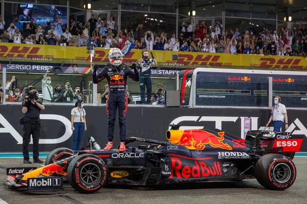 ABU DHABI GRAND PRIX 2021, 12 12 2021 Yas Marina Circuit, Yas Island, 12 December 2021 Winner Max Verstappen (NED), Red Bull Racing RB16B celebrates during the FORMULA 1 ETIHAD AIRWAYS ABU DHABI GRAND PRIX 2021 United Arab Emirates Phil Duncan Editorial Use Only Copyright: xPhilxDuncanx ESM-0291-0014