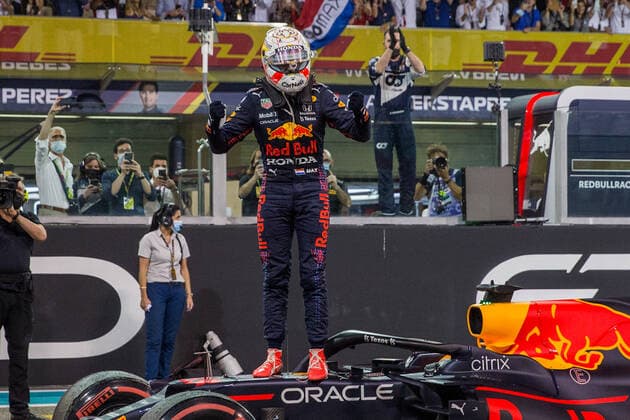 ABU DHABI GRAND PRIX 2021, 12 12 2021 Yas Marina Circuit, Yas Island, 12 December 2021 Winner Max Verstappen (NED), Red Bull Racing RB16B celebrates during the FORMULA 1 ETIHAD AIRWAYS ABU DHABI GRAND PRIX 2021 United Arab Emirates Phil Duncan Editorial Use Only Copyright: xPhilxDuncanx ESM-0291-0015