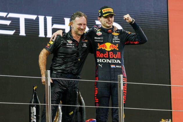 ABU DHABI GRAND PRIX 2021, 12 12 2021 Yas Marina Circuit, Yas Island, 12 December 2021 Max Verstappen (NED), Red Bull Racing RB16B winner champion celebrates with Team Principal Ð Christian Horner, Red Bull Racing on the podium during the FORMULA 1 ETIHAD AIRWAYS ABU DHABI GRAND PRIX 2021 United Arab Emirates Phil Duncan Editorial Use Only Copyright: xPhilxDuncanx ESM-0291-0020