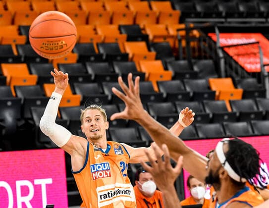 GER, BBL, ratiopharm ulm vs Hamburg Towers 12 12 2021, ratiopharm arena, Neu Ulm, GER, BBL, ratiopharm ulm vs Hamburg Towers, pictured Thomas Klepeisz Ulm, 22 with a soulful pass to Jaron Blossomgame Ulm, 4 nordphotoxGmbHx xHafner nph00200