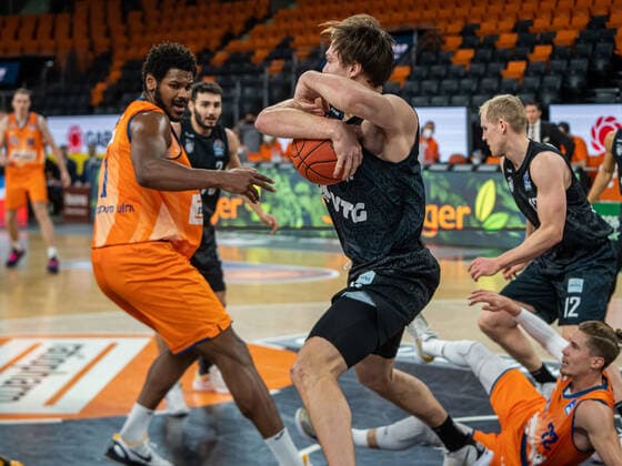 Maik Kotsar Hamburg Towers, 11 grabs the rebound, Ratiopharm Ulm vs Hamburg Towers, easycredit 1 Bundesliga, Basketball, Men, 12 12 2021 Ratiopharm Ulm vs Hamburg Towers, easycredit 1 Bundesliga, Basketball, Men, 12 12 2021 New Ulm Copyright: xMichaelxSchmidt Eibner-Pressefotx EP_MST