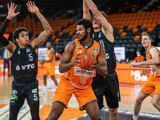 Cristiano Felicio Ratiopharm Ulm, 01 in duel with Maik Kotsar Hamburg Towers, 11 under the basket, Ratiopharm Ulm vs Hamburg Towers, easycredit 1 Bundesliga, Basketball, Men, 12 12 2021 Ratiopharm Ulm vs Hamburg Towers, easycredit 1 Bundesliga, Basketball, Men, 12 12 2021 New Ulm Copyright: xMichaelxSchmidt Eibner-Pressefotx EP_MST