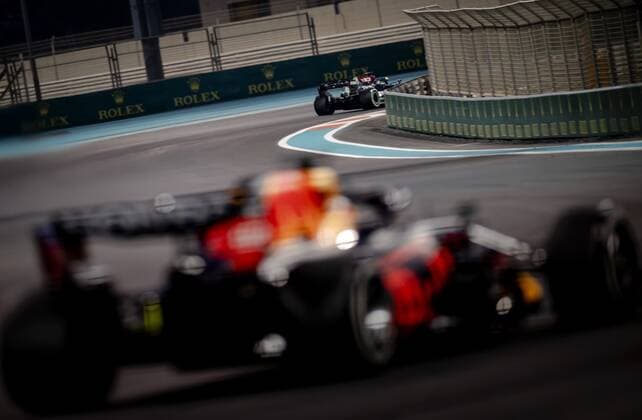 ABU DHABI Max Verstappen below of Red Bull Racing and Lewis Hamilton of Mercedes during the Abu Dhabi Grand Prix at Yas Marina Circuit on December 12, 2021 in Abu Dhabi, United Arab Emirates REMKO DE WAAL F1 Grand Prix 2021 xVIxANPxSportx xxANPxIVx 441979356