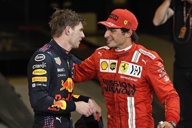 12 12 2021, xekx, Formula 1 FIA, Abu Dhabi Grand Prix 2021 emspor, winner of the race and world champion 2021 Max Verstappen Red Bull Racing, 33 , Carlos Sainz Ferrari, 55 congratulates DFL DFB REGULATIONS PROHIBIT ANY USE OF PHOTOGRAPHS as IMAGE SEQUENCES and or QUASI VIDEO Abu Dhabi eel-fotografie Eberhard Krieger